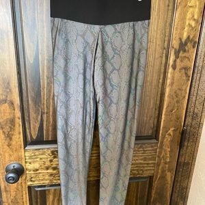 Cute Booty Lounge gray snakeskin leggings size small